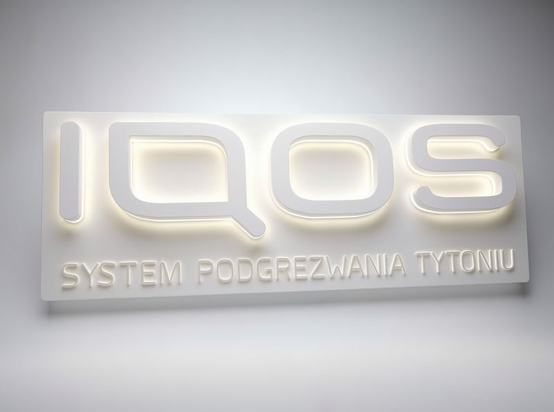 Logo podświetlane litery 3D z plexi białej realizacja IQOS LED