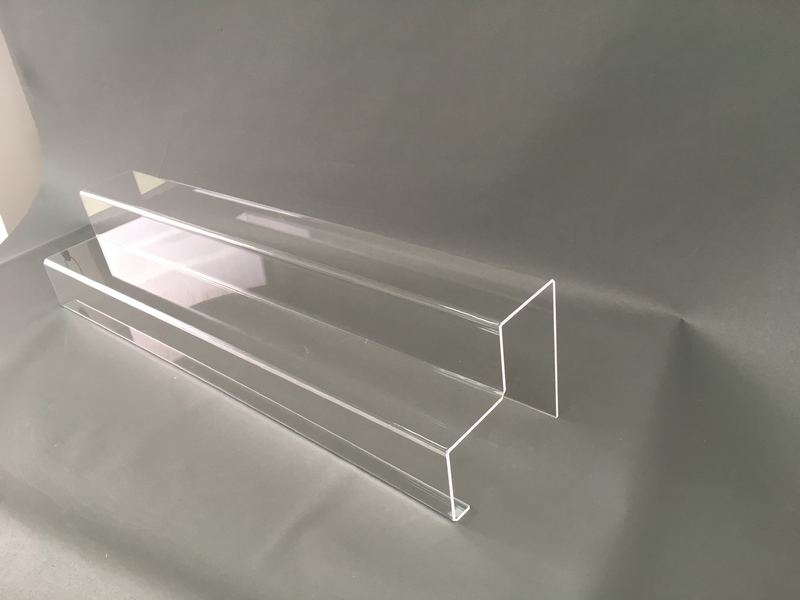 Ekspozytor schodkowy z plexi giętej formatka wielopoziomowa