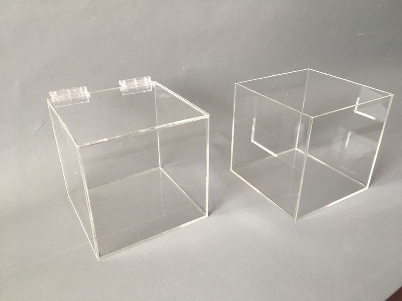 Pojemnik z plexi bezbarwnej z klapką na elementy techniczne