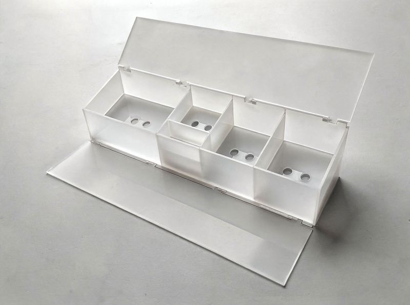 Dyspenser zamykany z plexi prototyp formy na produkty techniczne